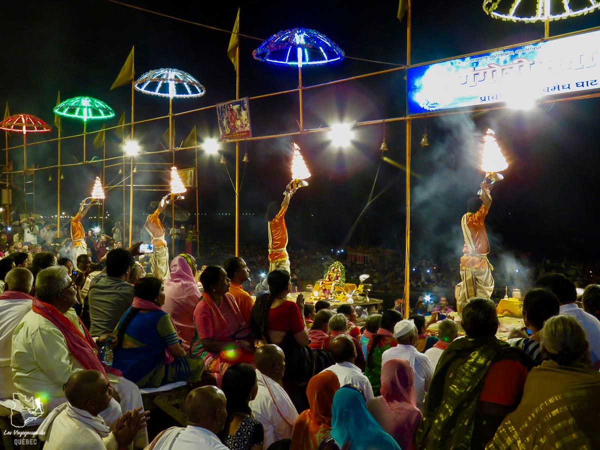Cérémonie sur le bord du Gange à Varanasi en Inde dans mon article Varanasi en Inde : mon séjour émouvant dans la capitale spirituelle indienne #varanasi #benares #inde #india #voyage #asie #gange #religion #hindouisme