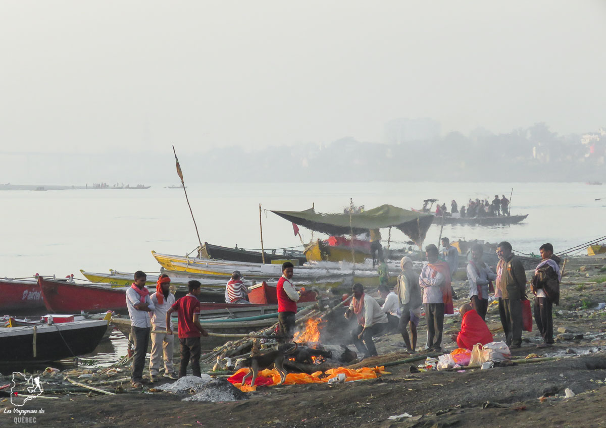 Crémation sur le bord du Gange à Varanasi en Inde dans mon article Varanasi en Inde : mon séjour émouvant dans la capitale spirituelle indienne #varanasi #benares #inde #india #voyage #asie #gange #hindouisme #religion #cremation