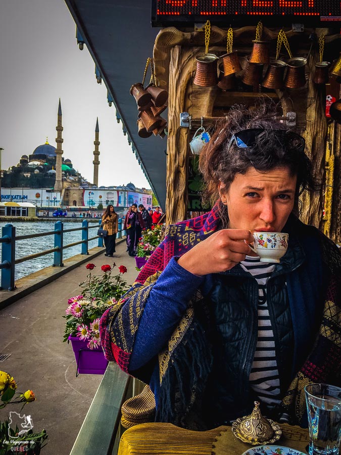 Pause-café sur le Pont de Galata à Istanbul dans mon article Carnet de voyage à Istanbul : Ville de contrastes et de découvertes #istanbul #turquie #voyage