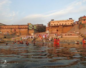 Bain sacré dans le Gange à Varanasi en Inde dans mon article Varanasi en Inde : mon séjour émouvant dans la capitale spirituelle indienne #varanasi #benares #inde #india #voyage #asie #gange #hindouisme #religion