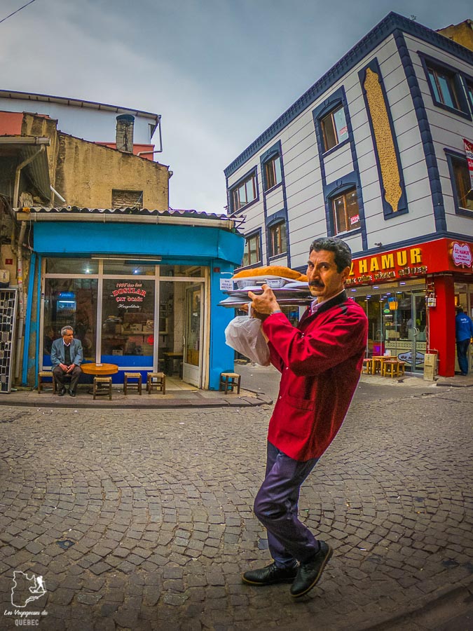 Commerçant dans les rues d'Istanbul dans mon article Carnet de voyage à Istanbul : Ville de contrastes et de découvertes #istanbul #turquie #voyage 