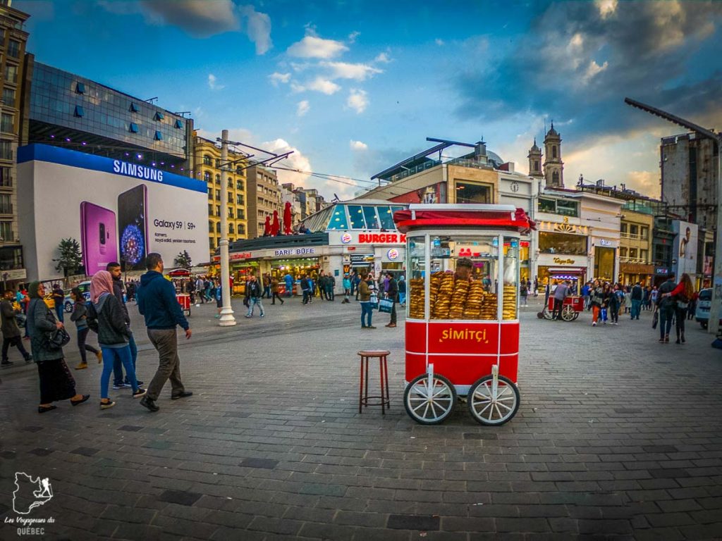 Vendeur de simit à Taksim Square dans mon article Carnet de voyage à Istanbul : Ville de contrastes et de découvertes #istanbul #turquie #voyage #galata #taksimsquare