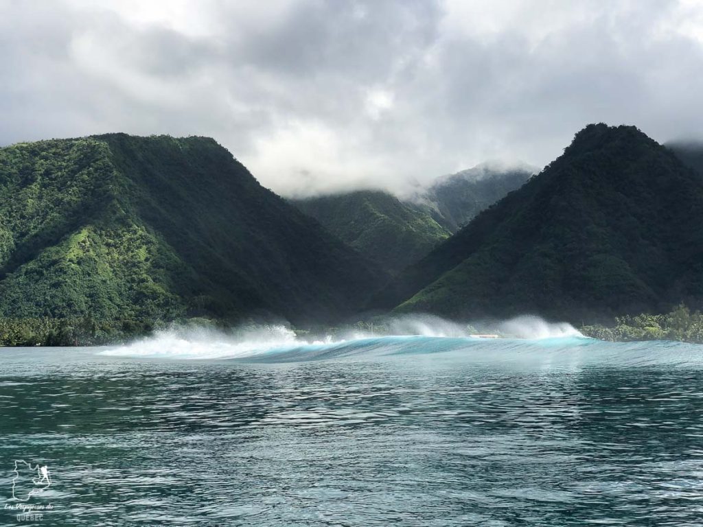 La vague Teahupoo à Tahiti dans mon article Polynésie française : palmarès d’un mois de voyage dans ces îles du Pacifique #polynesiefrancaise #polynesie #oceanie #voyage #paradis #mer #tahiti #surf