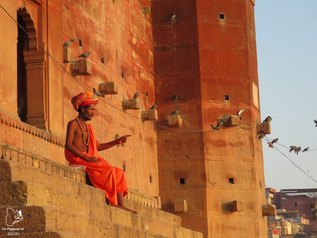 Baba sur les bords du Gange à Varanasi en Inde dans mon article Varanasi en Inde : mon séjour émouvant dans la capitale spirituelle indienne #varanasi #benares #inde #india #voyage #asie #hindouisme #religion #baba