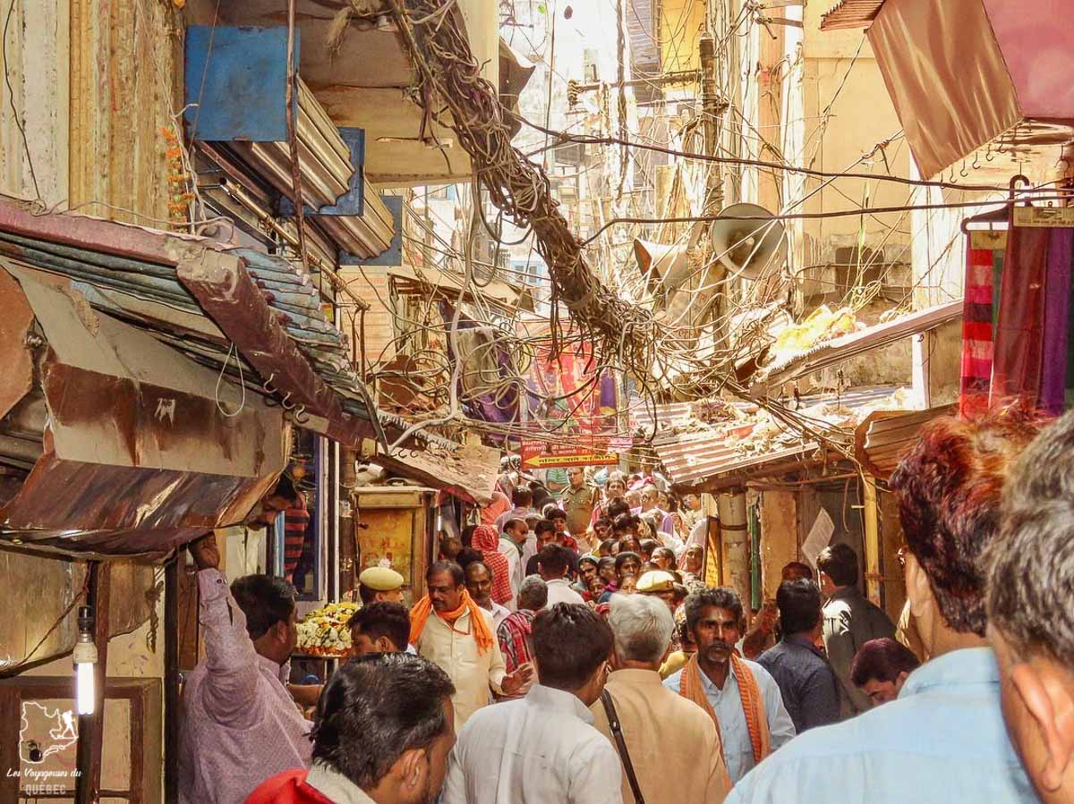 Le chaos dans les rues de Varanasi en Inde dans mon article Varanasi en Inde : mon séjour émouvant dans la capitale spirituelle indienne #varanasi #benares #inde #india #voyage #asie #chaos