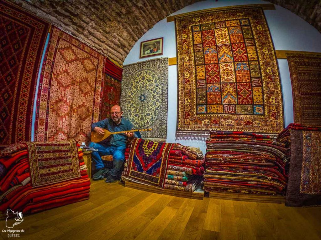 Marchand de tapis à Istanbul dans mon article Carnet de voyage à Istanbul : Ville de contrastes et de découvertes #istanbul #turquie #voyage