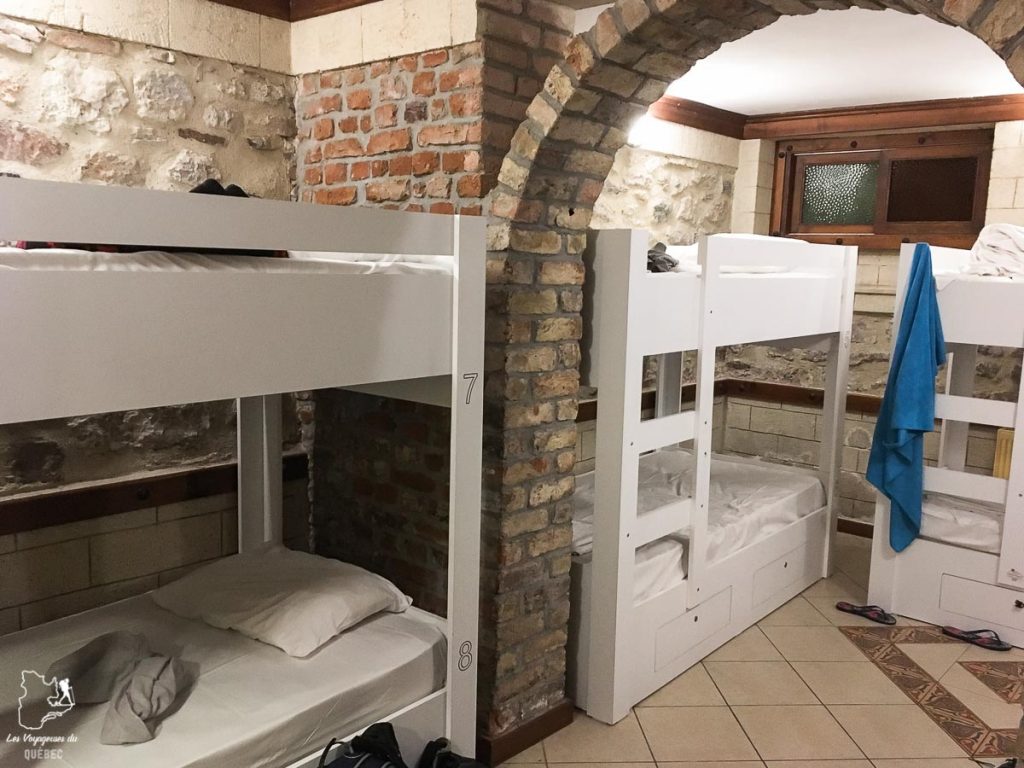Chambre en dortoir dans une auberge de jeunesse dans mon article Pourquoi choisir une chambre en dortoir dans une auberge de jeunesse #dortoir #aubergedejeunesse #backpacker #voyage #petitbudget
