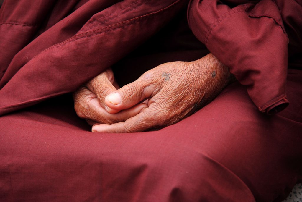 Méditation bouddhiste dans une retraite à Dharamsala en Inde dans mon article Retraite à Dharamsala en Inde : Mon expérience de 10 jours de méditation en silence #dharamsala #inde #meditation #retraite #vipassana #bouddhisme