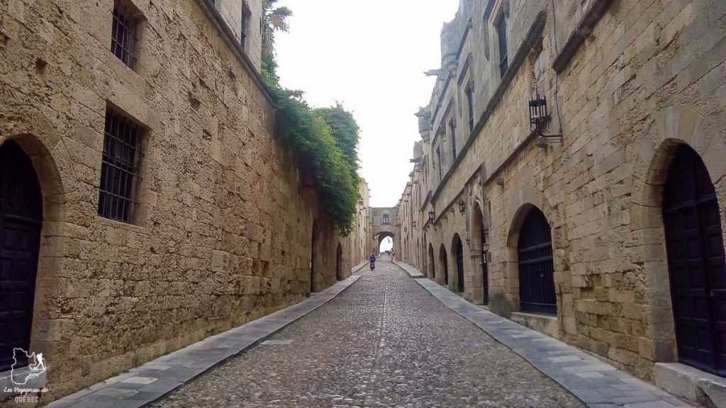 La rue des chevaliers à Rhodes dans mon article Rhodes en Grèce : Petit guide pour savoir que faire à Rhodes et visiter #rhodes #ilesderhodes #rhodesengrece #grece #ile