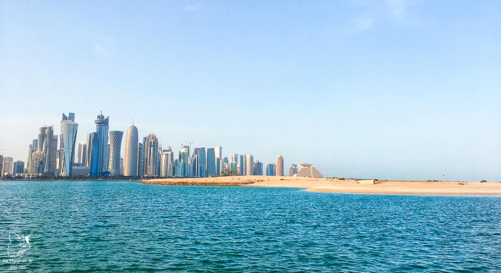 La skyline de Doha dans notre article Visiter Doha au Qatar : Que faire pendant une escale à Doha de 24 heures #doha #qatar #voyage #escale