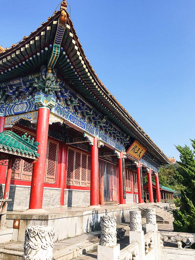 Temple sur la montagne de Tianmen dans notre article Parc national de Zhangjiajie en Chine : Petit guide pour visiter ce parc #zhangjiajie #chine #avatar #asie #voyage #trek #tianmen #temple