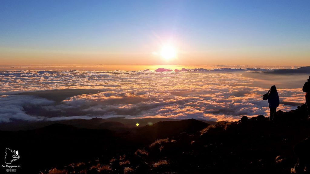 Lever de soleil au Piton des Neiges à la Réunion dans notre article Randonnée à l'île de la Réunion : Mon trek à l'île intense en groupe organisé #reunion #iledelareunion #voyage #randonnee #trek