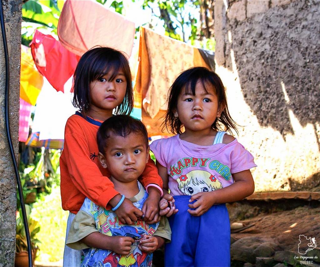 Enfants à Bogor lors d'un voyage à Java autrement dans notre article Autre regard sur l'île de Java en Indonésie : Un voyage à Java autrement #java #indonesie #voyage #horsdessentiersbattus #javaautrement #iledejava