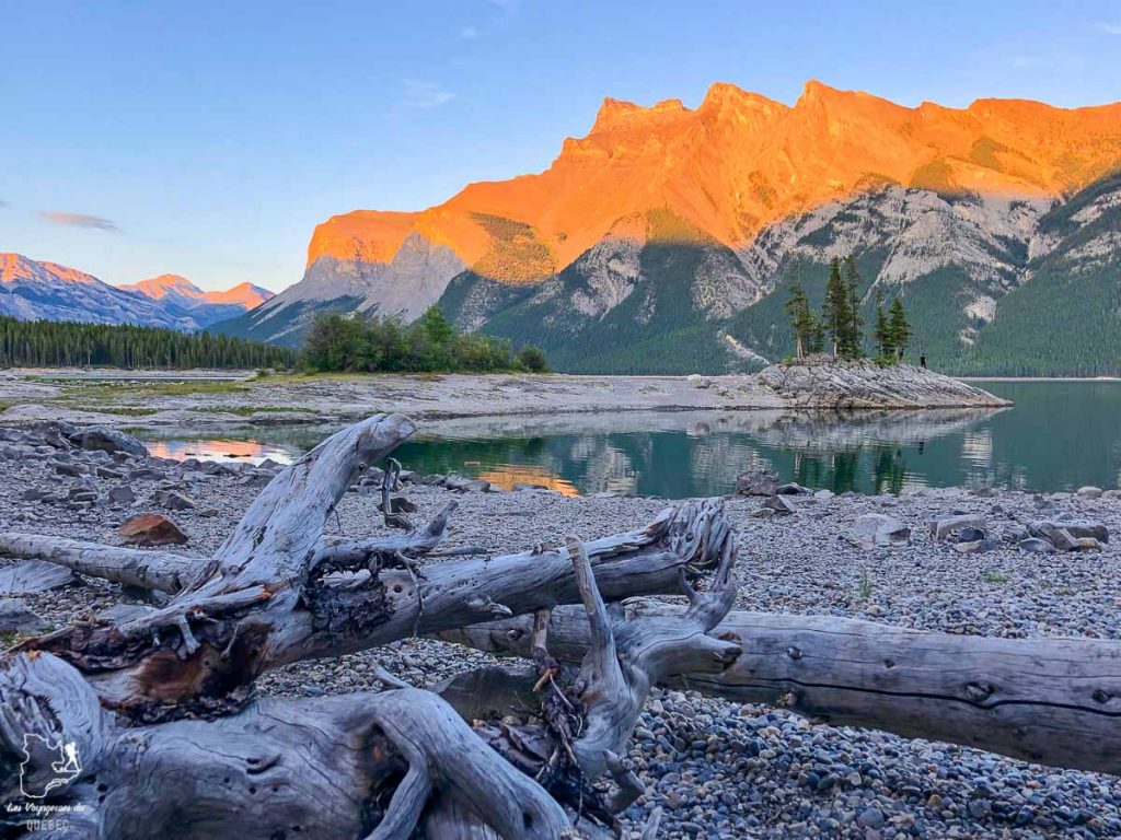 Le lac Minnewanka dans le Parc national de Banff dans notre article Rocheuses canadiennes : road trip de 3 jours entre Banff et Jasper #rocheuses #rocheusescanadiennes #ouestcanadien #canada #voyage #montagne #alberta #banff 