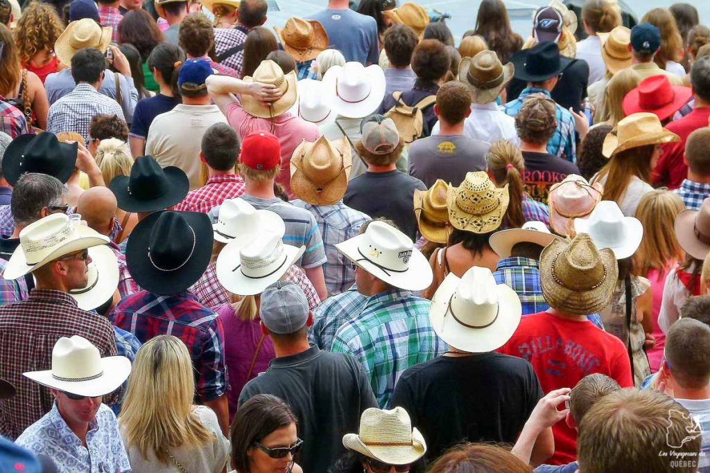 Au Stampede de Calgary, tout le monde porte un chapeau de cow-boy dans notre article Le Stampede de Calgary : Visiter Calgary au Canada pendant le grand rodéo #stampede #rodeo #calgary #alberta #canada #festival