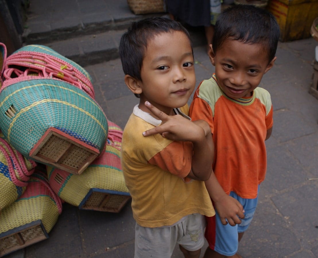 Enfants au marché aux oiseaux de Yogyakarta lors d'un voyage à Java autrement dans notre article Autre regard sur l'île de Java en Indonésie : Un voyage à Java autrement #java #indonesie #voyage #horsdessentiersbattus #javaautrement
