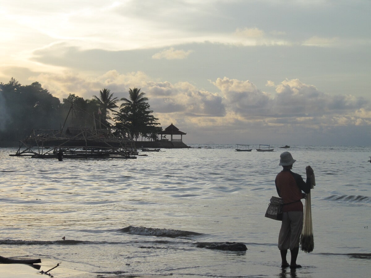 Pêcheur sur l'île de Java en Indonésie dans notre article Autre regard sur l'île de Java en Indonésie : Un voyage à Java autrement #java #indonesie #voyage #horsdessentiersbattus #javaautrement #iledejava