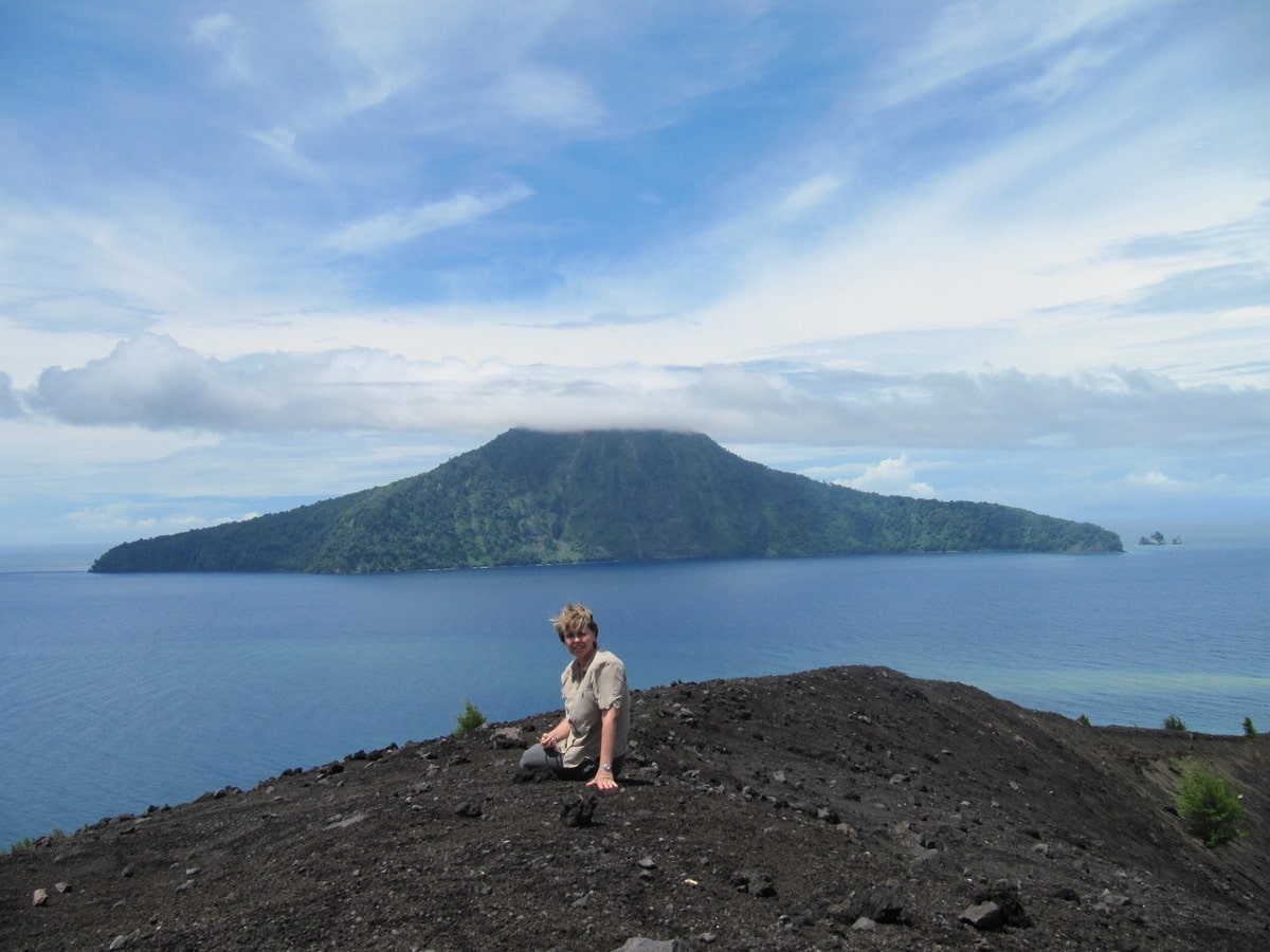 Le volcan Krakatau sur l'île de Java dans notre article Autre regard sur l'île de Java en Indonésie : Un voyage à Java autrement #java #indonesie #voyage #horsdessentiersbattus #javaautrement #iledejava