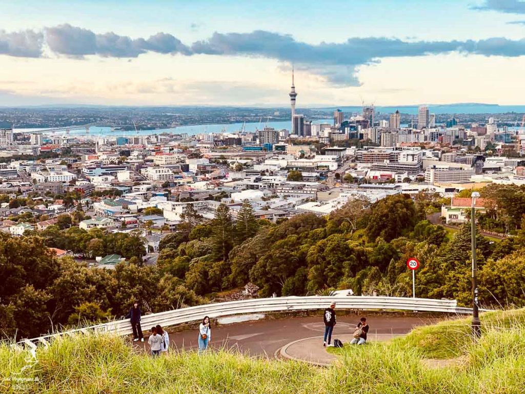 Le Mont Eden à Auckland dans notre article sur l'Île du Nord en Nouvelle-Zélande : Incontournables et itinéraire de mon road trip #nouvellezelande #oceanie #voyage #iledunord #roadtrip #auckland