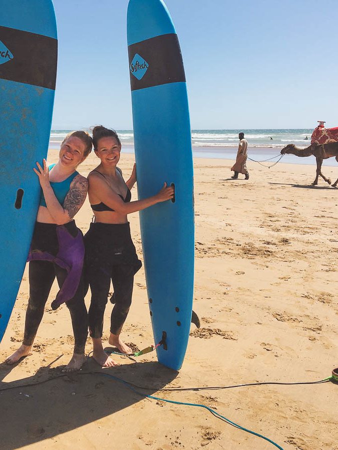 Surf à Taghazout au Maroc dans notre article Itinéraire au Maroc : Que faire au Maroc et visiter en tant que femme #maroc #itineraire #voyageaufeminin #femme #voyage #Taghazout #surf