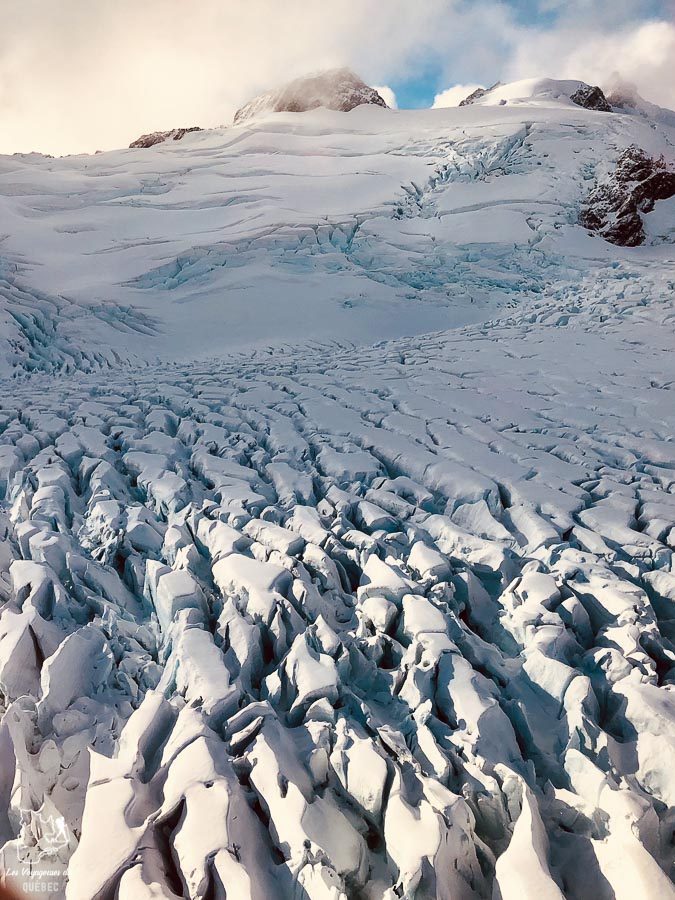 Survoler le glacier Franz Josef en hélicoptère, parmi les grands incontournables de la Nouvelle-Zélande dans notre article 5 incontournables de la Nouvelle-Zélande : Choses à faire au pays des kiwis #nouvellezelande #oceanie #voyage #incontournables #coupsdecoeur #franzjosef #glacier #helicoptere