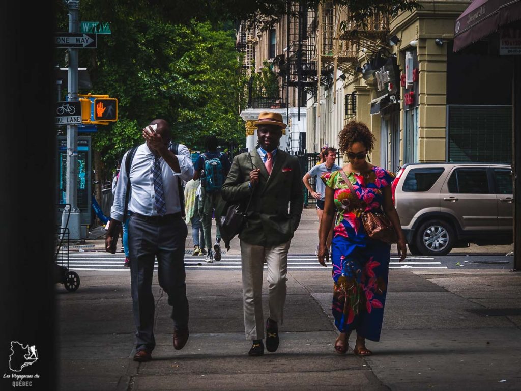Scène de rue dans Harlem, un quartier de Manhattan à New York dans notre article Manhattan à New York : exploration urbaine des quartiers de Manhattan #newyork #ville #usa #manhattan #etatsunis #amerique #citytrip #harlem