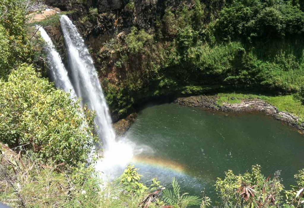 Wailua falls à visiter à Kauai à Hawaii dans notre article sur Visiter Kauai à Hawaii : 12 incontournables à faire sur l'île de Kauai #kauai #hawaii #voyage #usa #ile #iledekauai #kauaihawaii #wailua #chute