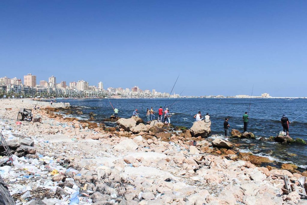 Pollution à Alexandrie en Égypte dans notre article Le Nil en Égypte : L'itinéraire de mon voyage sur le Nil en train #egypte #nil #afrique #train #voyage #alexandrie