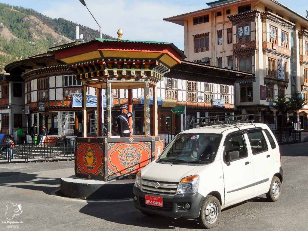 Seul rond point de Thimphu, la capitale du Bhoutan, dans notre article Visiter le Bhoutan : Voyage dans ce petit royaume enchanteur hors du temps #bhoutan #asie #voyage