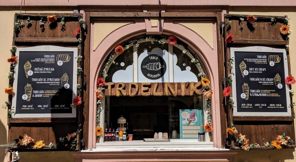 Manger un trdelnik, parmi les incontournables de Prague dans notre article Que faire à Prague : Les incontournables pour visiter Prague en un week-end #prague #republiquetcheque #citytrip #week-end #europe #voyage