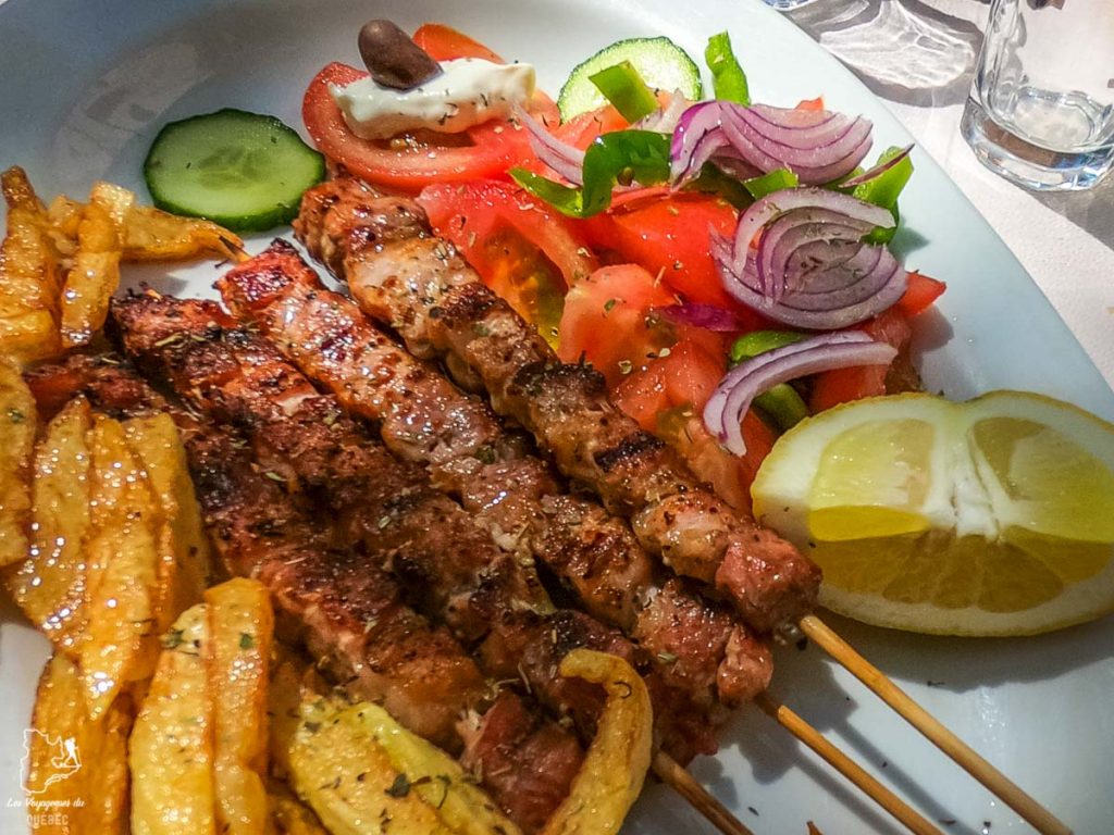 Repas de souvlakis à Naxos en Grèce dans notre article La cuisine grecque : 10 expériences culinaires à vivre en Grèce #grece #cuisine #cuisinegrecque #culinaire #experiencesculinaires #voyage #europe #nourriture
