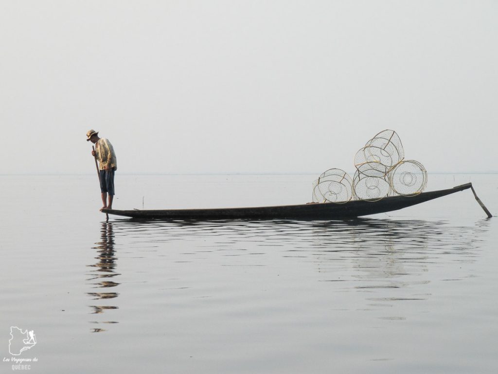 Pêcheur sur le Lac Inle dans notre article Voyage au Myanmar : Mes expériences et lieux à visiter au Myanmar #myanmar #birmanie #asie #voyage #itineraire #lacinle