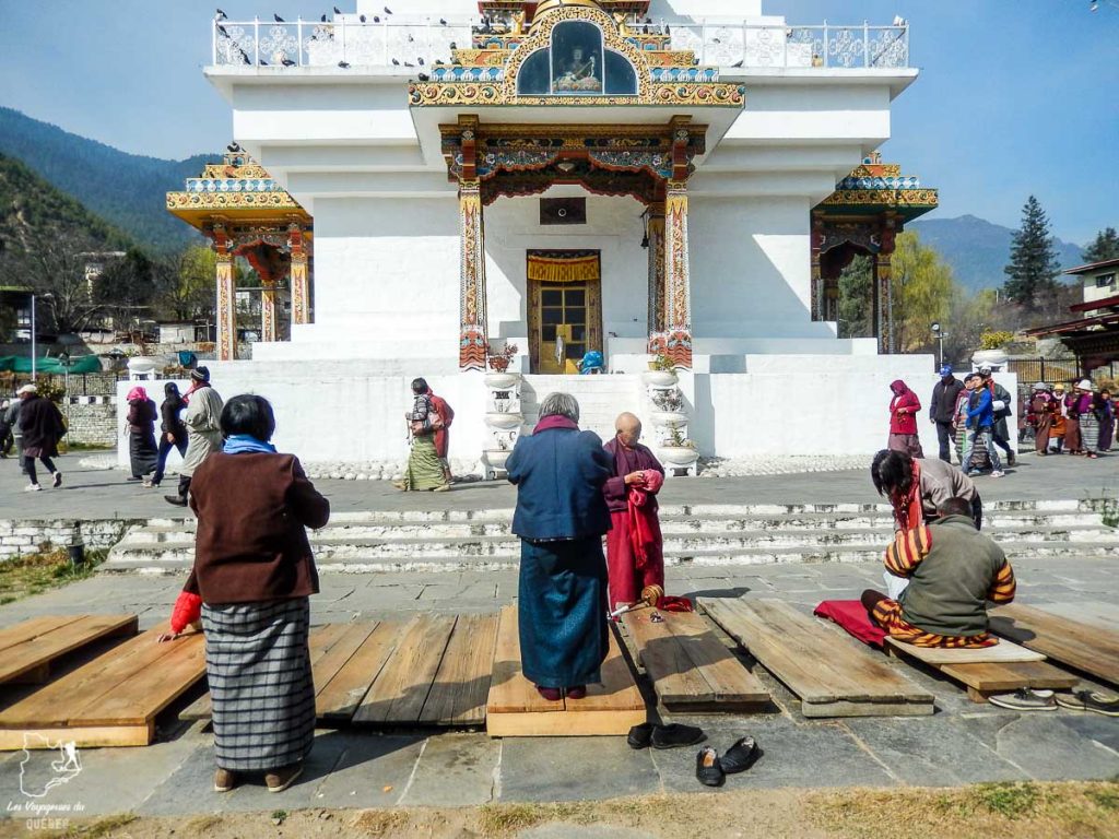 Circumanbulation autour du Mémorial Chorten dans notre article Visiter le Bhoutan : Voyage dans ce petit royaume enchanteur hors du temps #bhoutan #asie #voyage