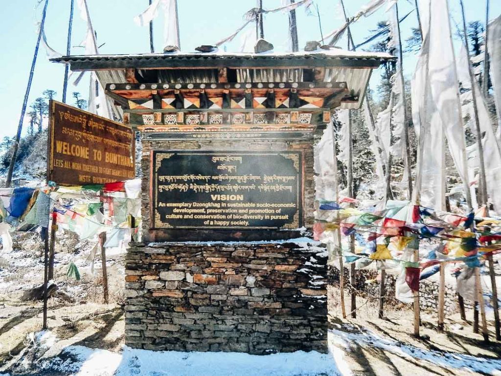Drapeaux à prières au col Yuto La dans notre article Visiter le Bhoutan : Voyage dans ce petit royaume enchanteur hors du temps #bhoutan #asie #voyage