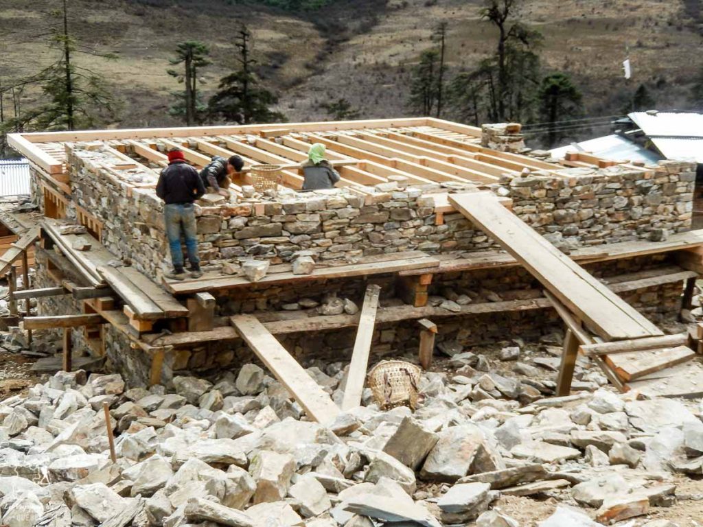 Construction de maison au Bhoutan dans notre article Visiter le Bhoutan : Voyage dans ce petit royaume enchanteur hors du temps #bhoutan #asie #voyage