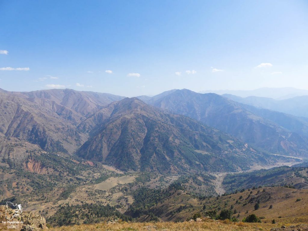 Randonner dans les montagnes du Tian Shan lors d'un voyage en Ouzbékistan dans notre article Visiter l’Ouzbékistan : 7 incontournables à voir lors d’un voyage en Ouzbékistan #ouzbekistan #asiecentrale #routedelasoie #voyage #tianshan