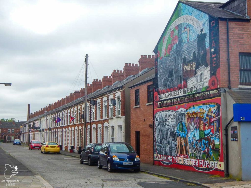 Rue typique de Belfast en Irlande du Nord dans notre article Visiter Belfast en Irlande du Nord : que faire à Belfast, un musée à ciel ouvert #belfast #irlandedunord #royaumeunis #voyage #citytrip #europe