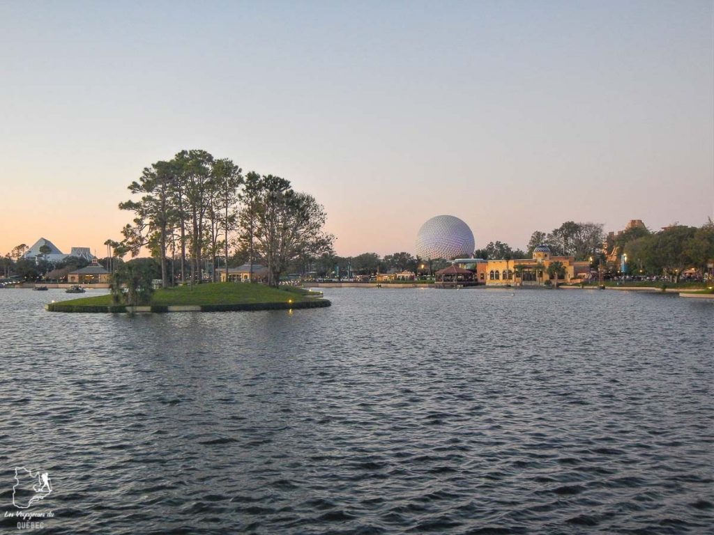 Coucher de soleil sur Epcot à Walt Disney World à Orlando dans notre article Walt Disney World à Orlando : Le meilleur de ce parc d’attractions en Floride #waltdisney #waltdisneyworld #floride #disney #parcattraction #orlando