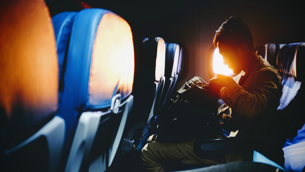 Bagage à main pour un long voyage en avion dans notre article Vol long courrier : 9 conseils pour survivre à un long voyage en avion #vol #avion #longvol #vollongcourrier #voyage