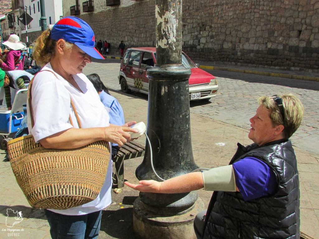 Prise de pression dans les rues du Pérou dans mon tour du monde d'un an dans notre article Mon tour du monde d’un an à 50 ans : le voyage d’une vie #tdm #tourdumonde #voyage #voyageunan #senior