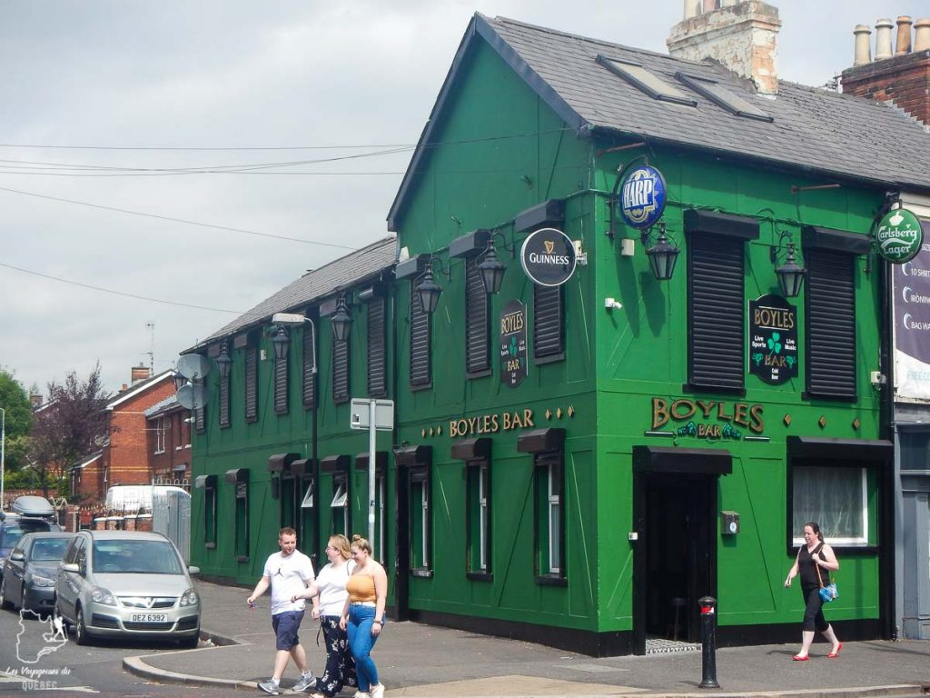 Pub irlandais qui affiche fièrement le vert du côté républicain de Belfast dans notre article Visiter Belfast en Irlande du Nord : que faire à Belfast, un musée à ciel ouvert #belfast #irlandedunord #royaumeunis #voyage #citytrip #europe