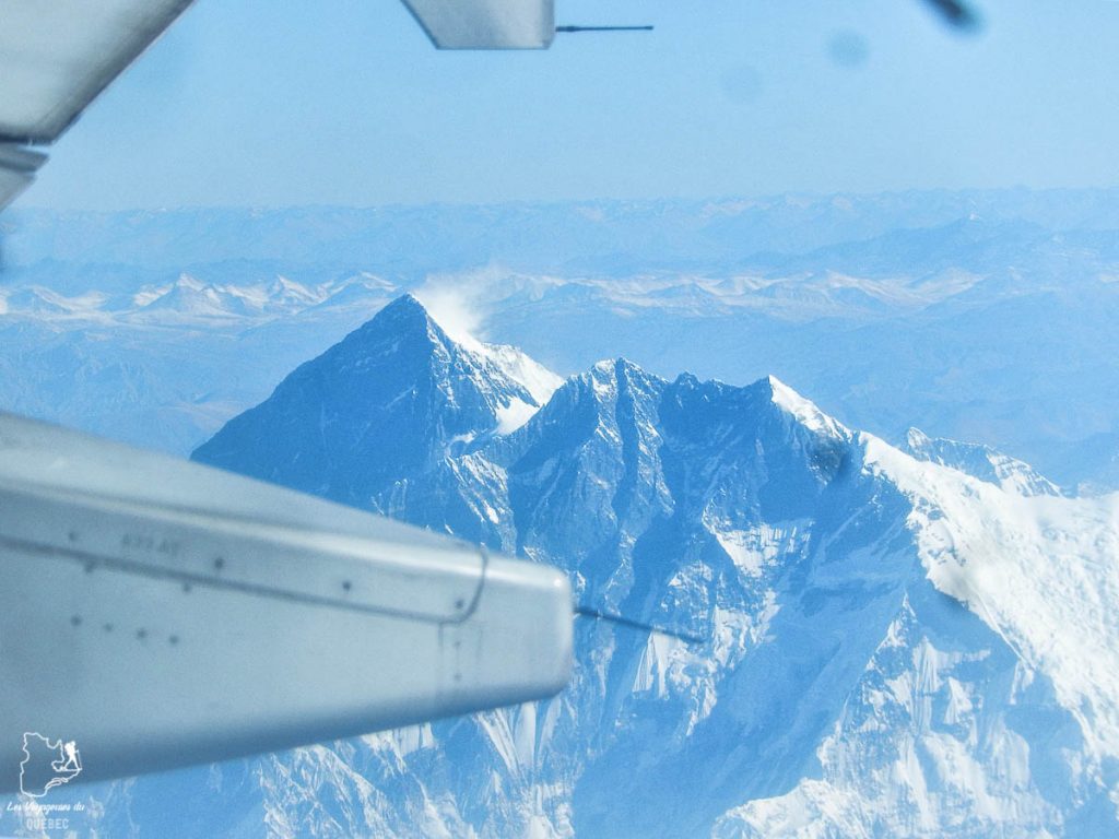 Survol du Mont Everest lors de mon tour du monde d'un an dans notre article Mon tour du monde d’un an à 50 ans : le voyage d’une vie #tdm #tourdumonde #voyage #voyageunan #senior