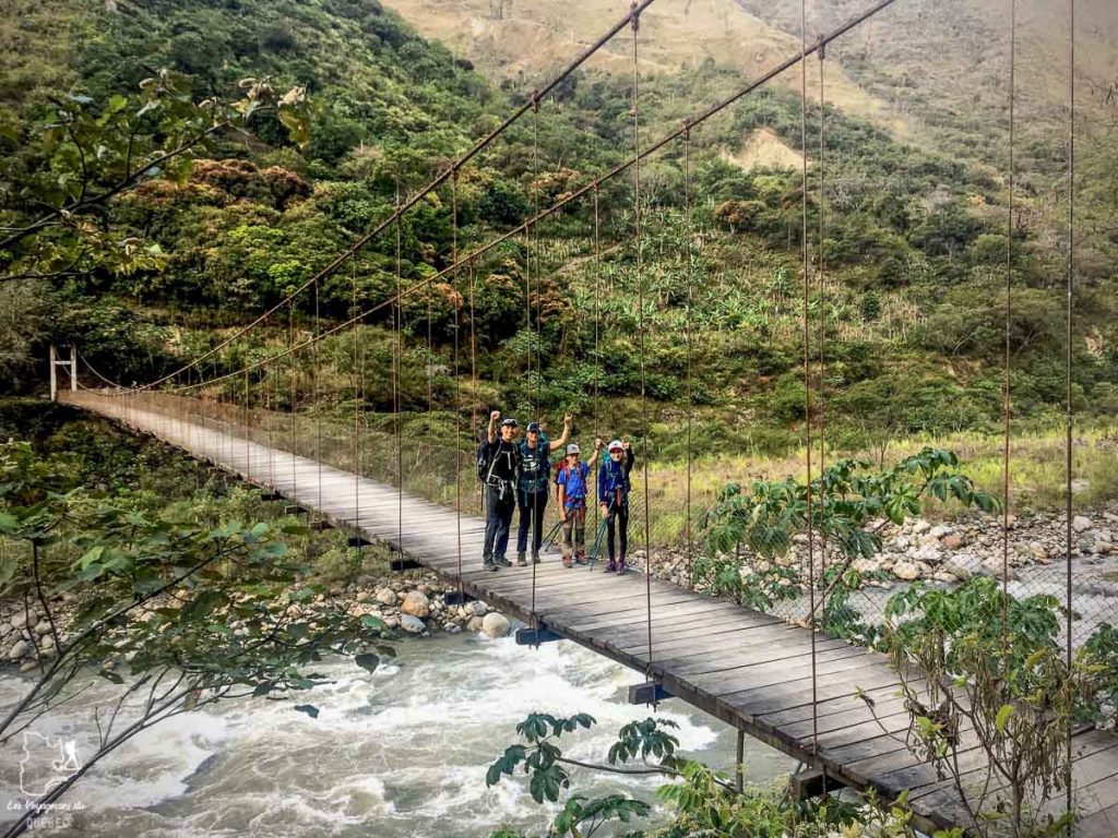 Notre famille sur un pont suspendu au Pérou dans notre article Voyage sac à dos en famille : Pour vous aider à franchir le pas #famille #sacados #voyageenfamille #voyage