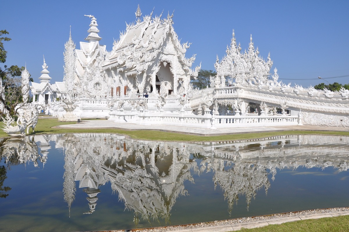 Temple blanc de Chiang Raï en Thaïlande dans mon tour du monde d'un an dans notre article Mon tour du monde d’un an à 50 ans : le voyage d’une vie #tdm #tourdumonde #voyage #voyageunan #senior