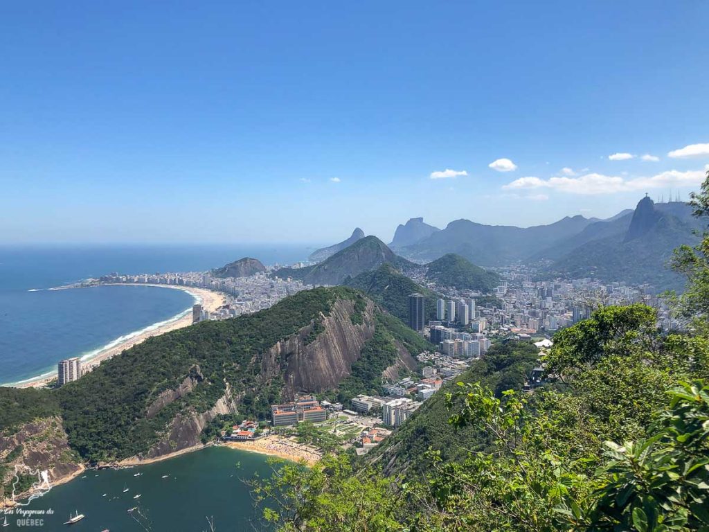 Vue du sommet du Pain de sucre, emblème à visiter à Rio de Janeiro dans notre article Visiter Rio de Janeiro au Brésil : Que faire à Rio, la belle! #rio #riodejaneiro #bresil #ameriquedusud #voyage