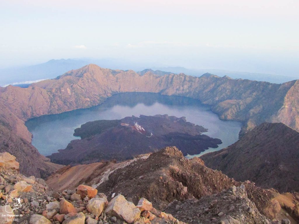Lac Segara Anak au creux du volcan Senaru lors du trekking sur le volcan Rinjani à Lombok dans notre article Trekking au Rinjani : Mon ascension du volcan Rinjani à Lombok en Indonésie #rinjani #volcan #trekking #randonnee #lombok #indonesie
