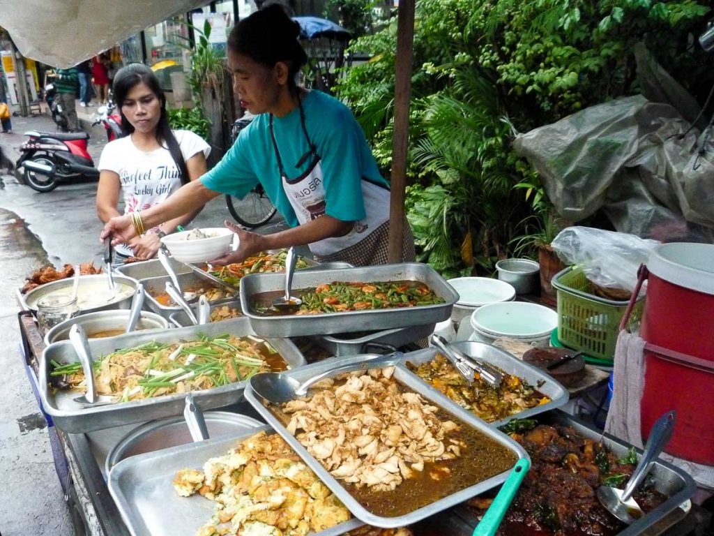 Être malade en Thaïlande à manger du street food dans notre article 7 idées préconçues sur la culture thaïlandaise et la Thaïlande #thailande #culture #culturethailandaise #tabou #voyage #asie #asiedusudest