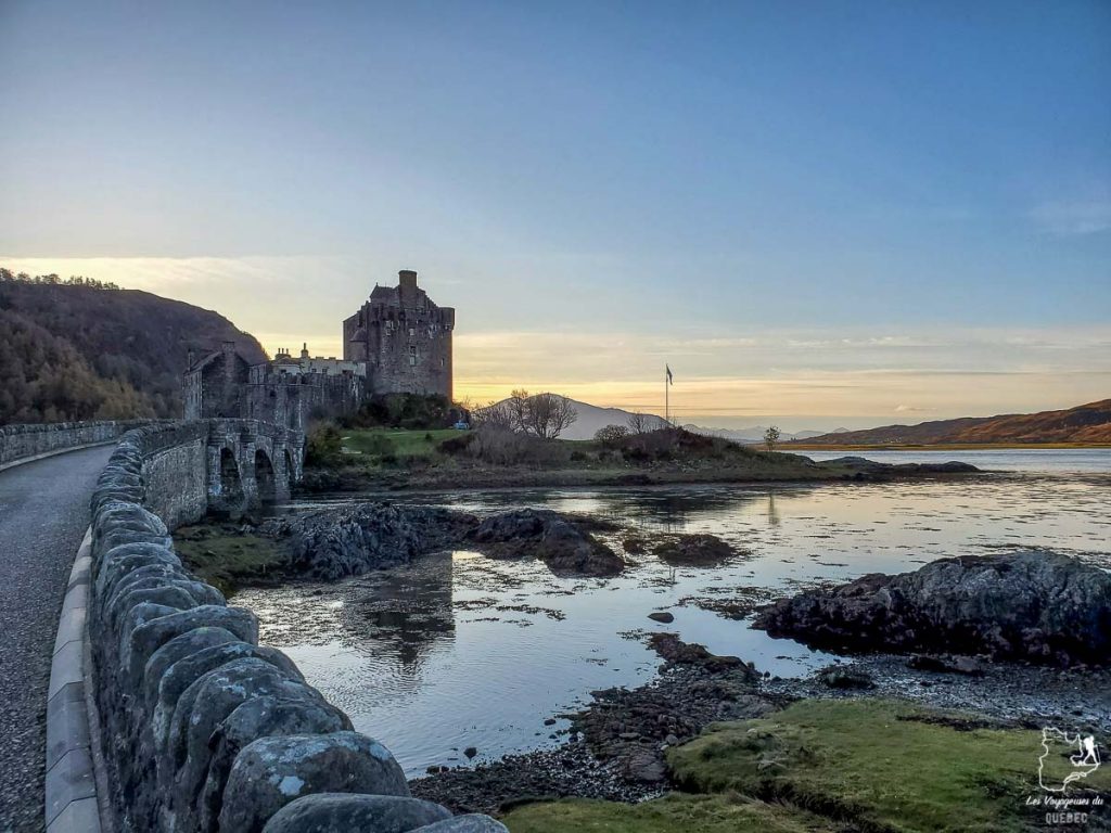 Château de Eilean Donan dans les Highlands en Écosse dans notre article Road trip en Écosse : Une semaine de road trip sportif et gastronomique #ecosse #roadtrip #europe #grandebretagne #royaumeunis #voyage
