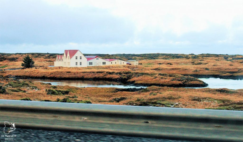 Sur la route pour visiter l'Islande dans notre article Visiter l’Islande : quoi faire et voir en 4 jours seulement #islande #europe #voyage