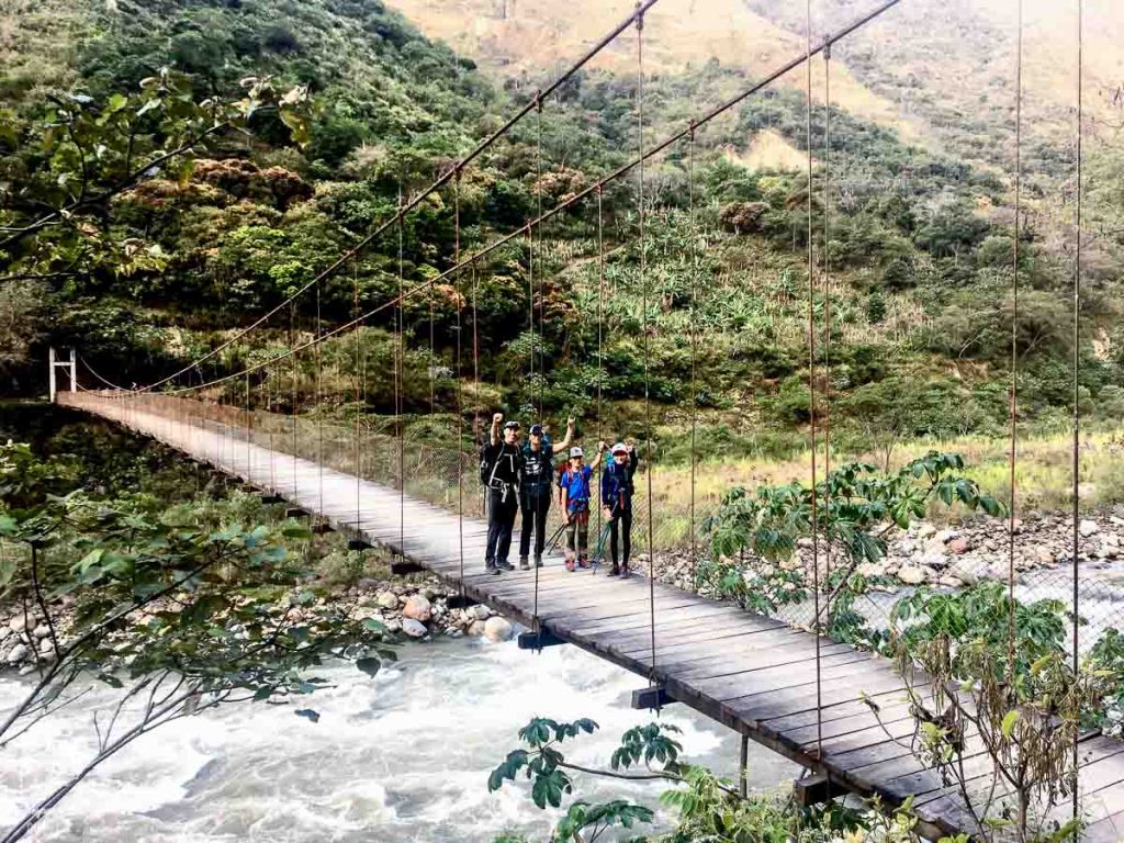 Pont suspendu sur la Inca jungle trail dans notre article Randonnée sur l’Inca jungle trail : Mon trek au Machu Picchu en famille #randonnee #trek #incajungletrail #machupicchu #perou #ameriquedusud #unesco